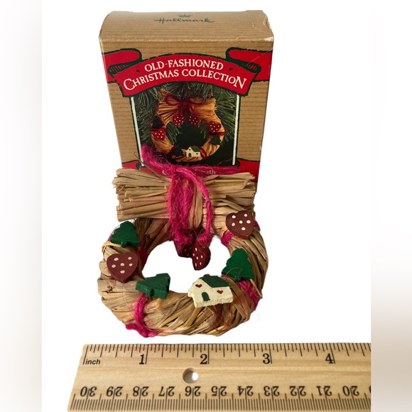 Hallmark Old Fashioned Christmas Country Wreath Wood and Straw Ornament 1987 - Picture 5 of 8